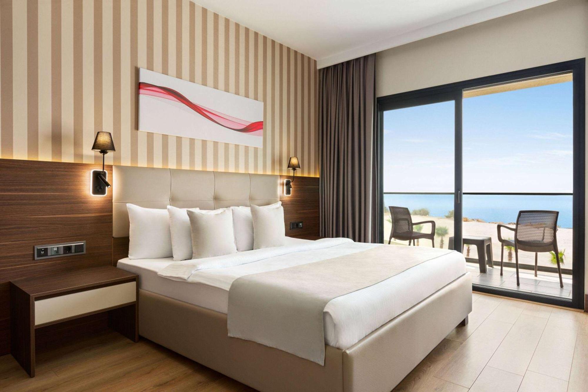 Hotel Ramada By Wyndham Çeşme Exterior foto