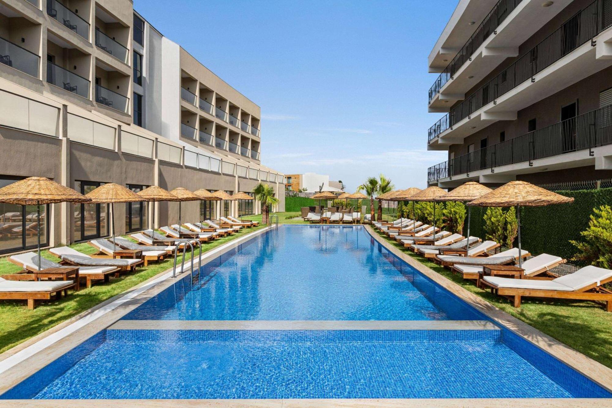 Hotel Ramada By Wyndham Çeşme Exterior foto